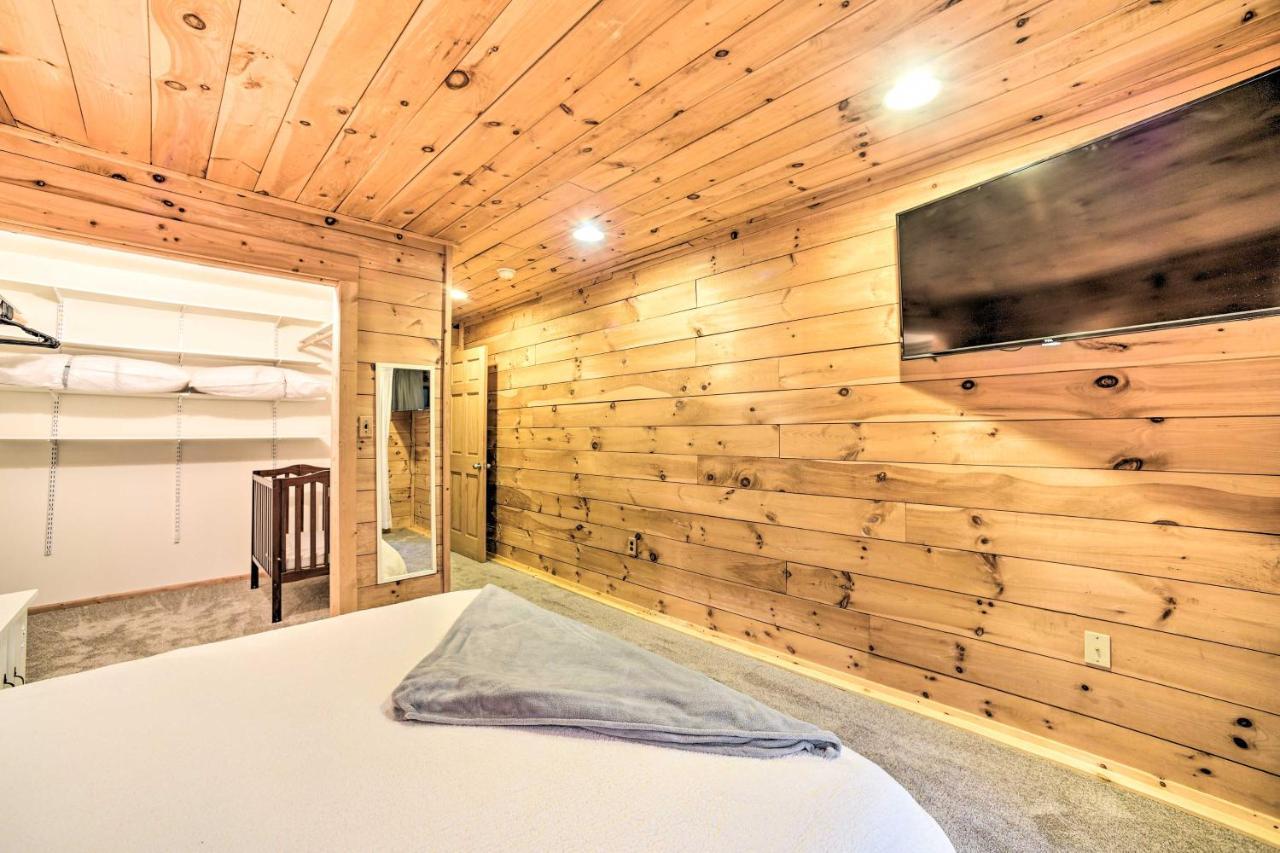Spacious Cabin With Decks Near Saratoga Springs Middle Grove Exterior foto