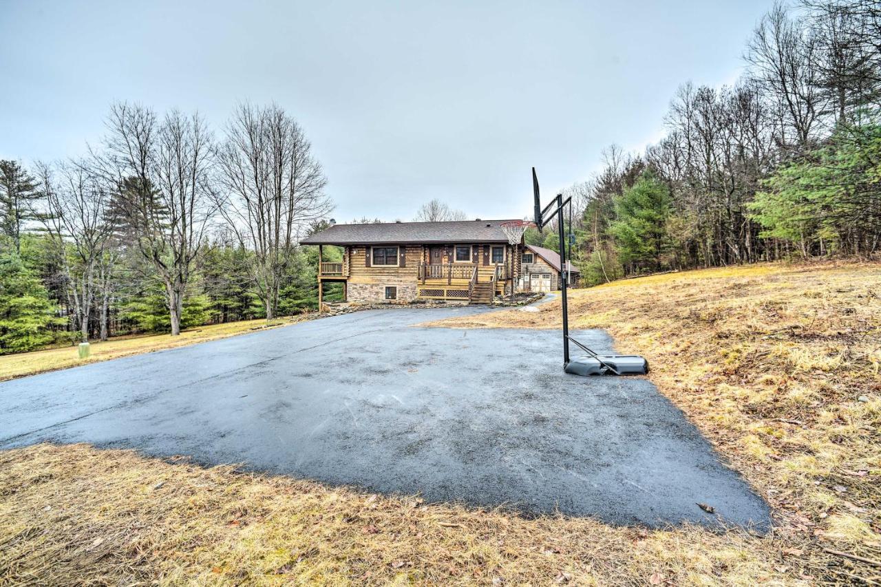 Spacious Cabin With Decks Near Saratoga Springs Middle Grove Exterior foto